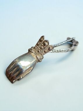 Antique Gold-tone Hand Clip For Scarf Or Gloves